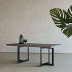 Table basse moderne Sharon en béton et métal noir