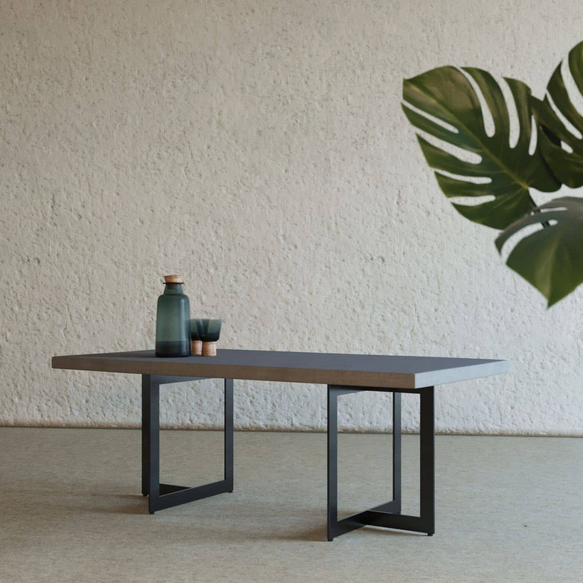Table basse moderne Sharon en béton et métal noir